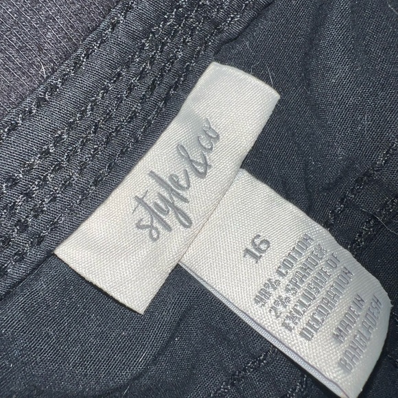 Style & Co Black Capris with Casual Comfort - Picture 2 of 4